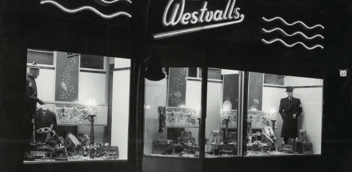 Svartvitt arkivfoto av Westvalls skyltfönster med neonskylt